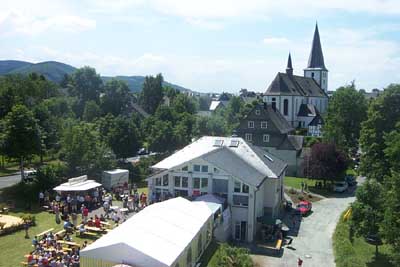Blick aus der Luft auf das Festtreiben
