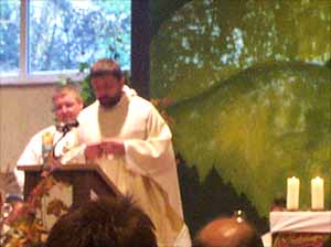 Pastor Hojenski und Vikar Wiemers bei der Predigt