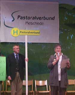 Veronika Schauere und Martin Kramer bei der Vorstellung unserer Pfarrgemeinde